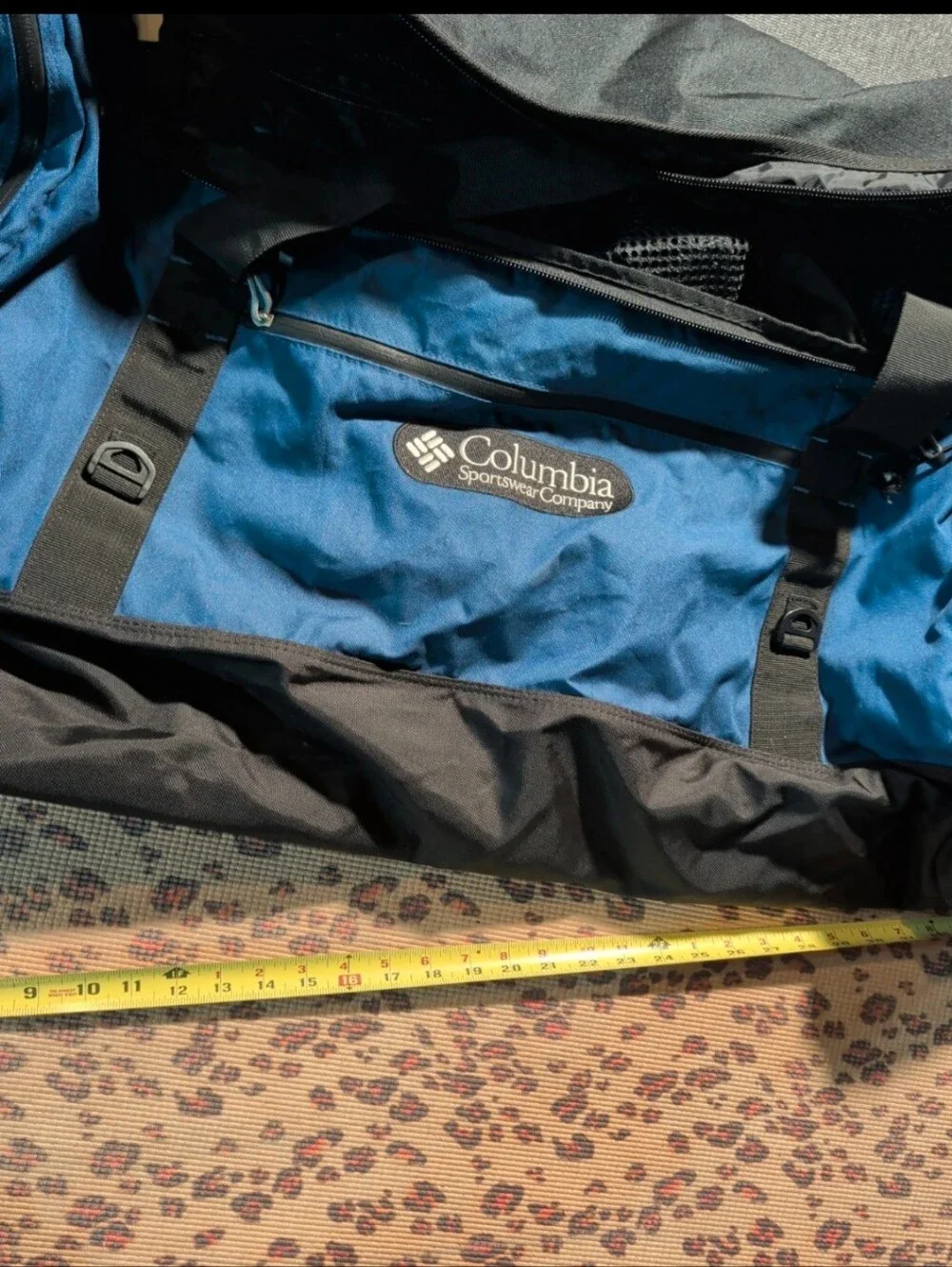 Columbia XL Duffle Bag. Excellent Condition!! Heavy Duty!